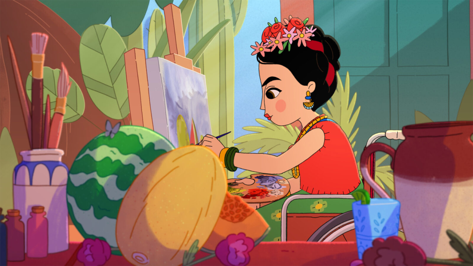 Hei Frida! En animert kvinne med blomsterkrans maler ved et staffeli, omgitt av frukt, pensler og planter. Hun sitter i rullestol.
