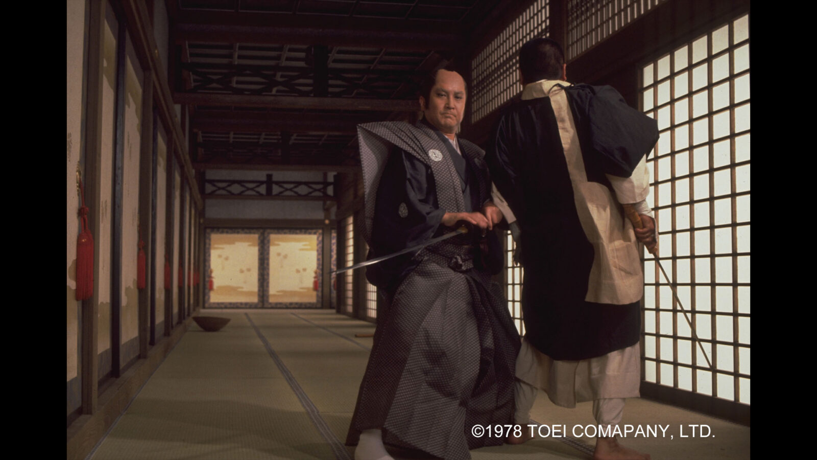 The conspiracy of the yagyu clan. To menn står i en gang. Begge har samuraisverd i hendene.