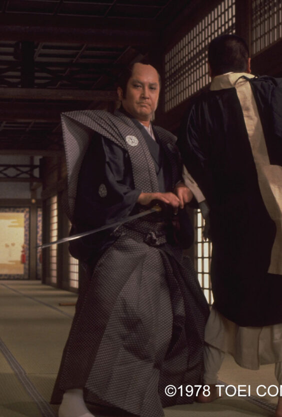 The conspiracy of the yagyu clan. To menn står i en gang. Begge har samuraisverd i hendene.