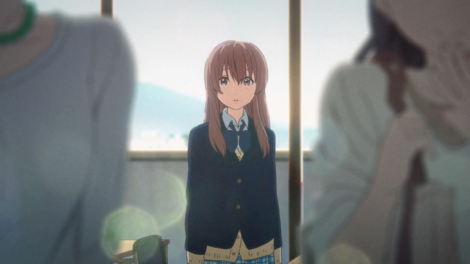 A Silent Voice En jente med langt brunt haar i skoleuniform staar i et klasserom og ser mot kameraet To andre personer er delvis synlige i forgrunnen Bildet er animert