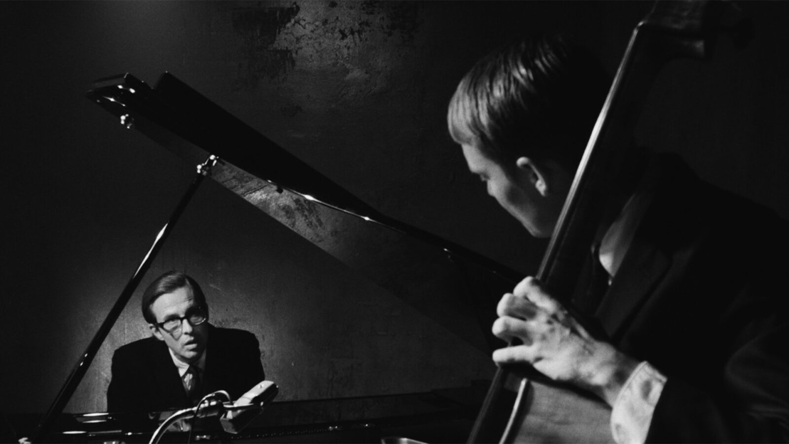 Everybody Digs Bill Evans To menn i dress sitter ved et flygel Den ene spiller kontrabass Den andre sitter bak pianoet og ser mot bassisten Bildet er i svart hvitt