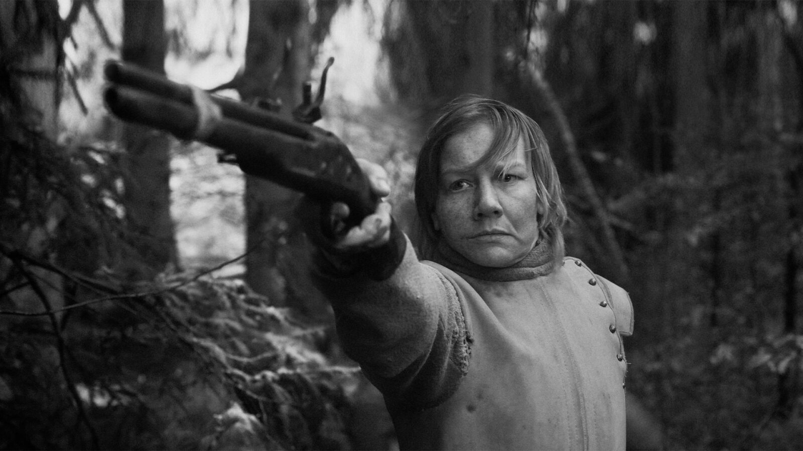 Rose Svart hvitt bilde av en person som står i en skog og peker en pistol