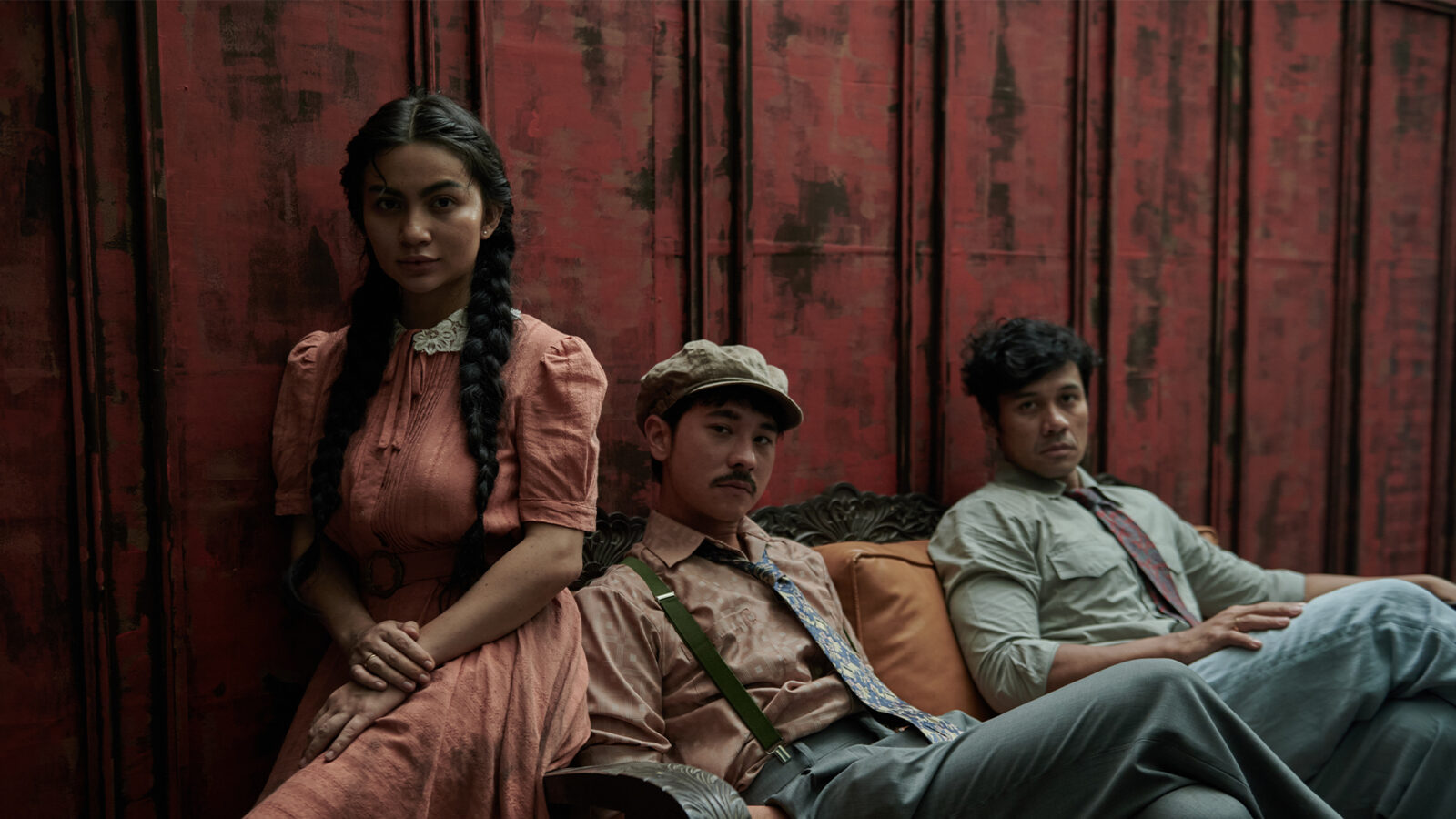 This City Is a Battlefield Regissørsamtale. Bildet viser tre personer i klær fra en tidligere tid, noe som tyder på et historisk drama med vekt på karakterenes relasjoner og miljø.