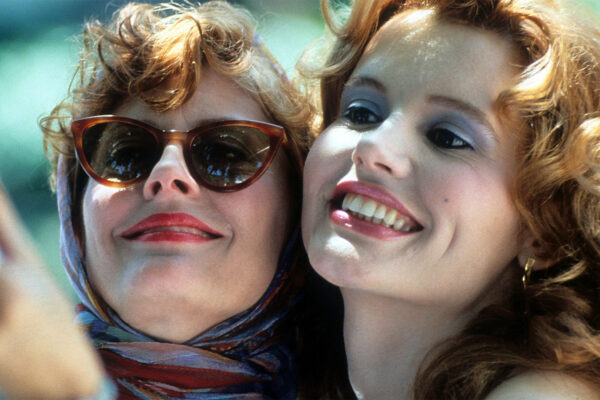 Thelma and Louise To kvinner med lyst hår tar et nærbilde sammen Den ene har solbriller og skjerf Begge smiler og ser mot kamera